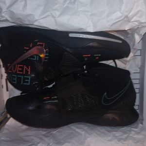 Men's sz 10.5 kyrie 6